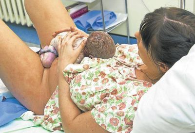 La OMS recomienda que la mujer decida en qu� posici�n parir y si quiere epidural