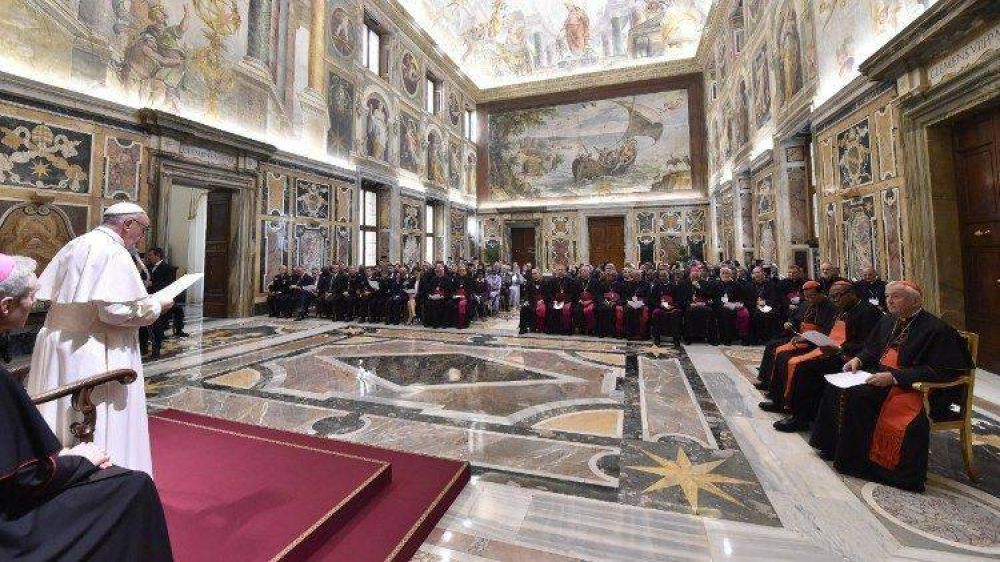El Papa: Sean sacerdotes de la gente y para la gente, no dominadores de la grey