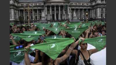 Marcha masiva frente al Congreso y tuitazo en reclamo por aborto legal