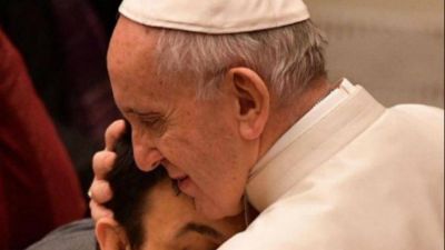 �Llor� por ti�; las l�grimas de Francisco por un chico abandonado por su madre