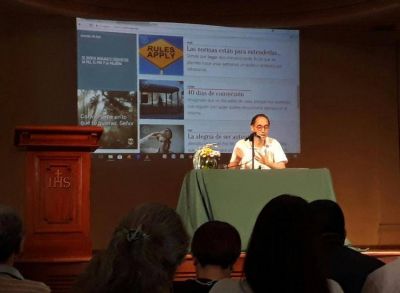 Un jesuita espa�ol reuni� a comunicadores porte�os