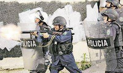 Reprimen con tanquetas, gases y balas a seguidores de Zelaya