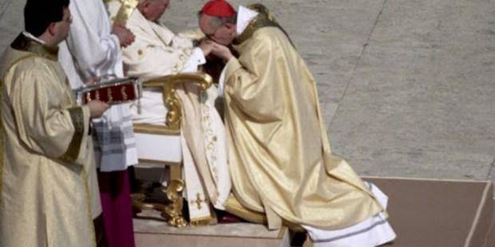 21 de febrero de 2001, Jorge Bergoglio es creado cardenal por Juan Pablo II
