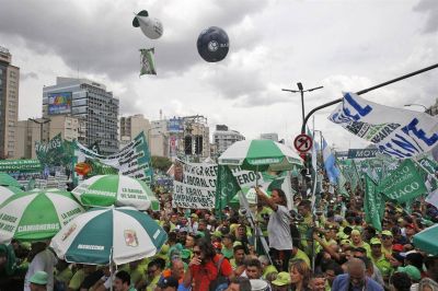 El Gobierno minimiz� el acto, pero envi� a sus funcionarios a rebatir las cr�ticas