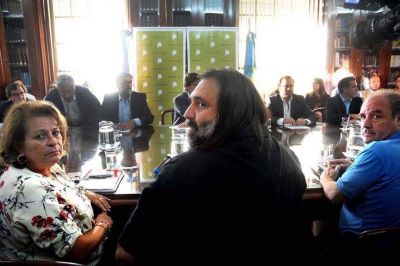 Vidal subi� la oferta por presentismo, pero los docentes la rechazaron