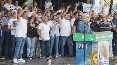 Dialoguistas capitalizan soledad gremial de Moyano para quedarse con la CGT