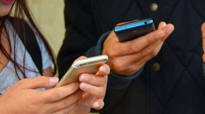 El Papa a j�venes: Que el celular no sea su �nica ventana al mundo