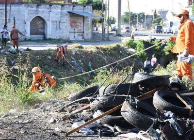 La Provincia comenz� con la limpieza del Arroyo San Francisco de Quilmes