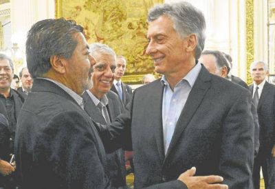 El Gobierno busca cerrar la paritaria de la Uocra en 15%
