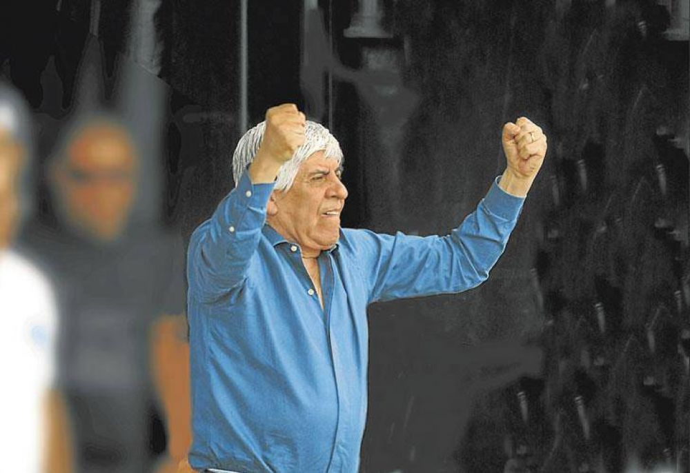 Macri dej� de caer y en la Rosada ven que los ayud� la pelea con Moyano