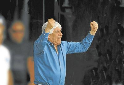 Macri dej� de caer y en la Rosada ven que los ayud� la pelea con Moyano