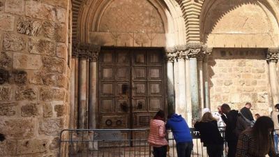 Por una in�dita exigencia de Israel, cierran el Santo Sepulcro
