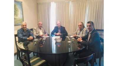 El Gobierno apura cierre de un conjunto de paritarias con suba de 15% y revisi�n