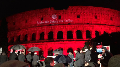 El Coliseo se ti�� de rojo ante la persecuci�n a los cristianos