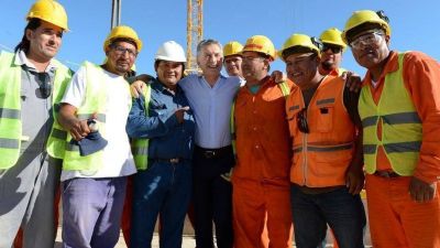 En acto oficial, Macri le hizo un gui�o a un sindicalista amigo