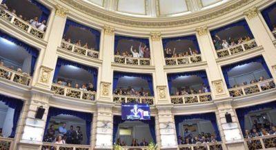Vidal sorprendi� con militancia en los palcos y fastidi� a La C�mpora