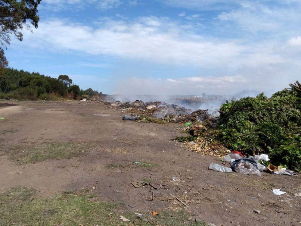 Sigue incendiada la cava que el municipio autoriz� a rellenar junto al aeropuerto
