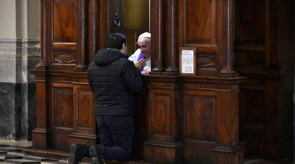 El Papa Francisco confesar a un amplio grupo de fieles en el Vaticano