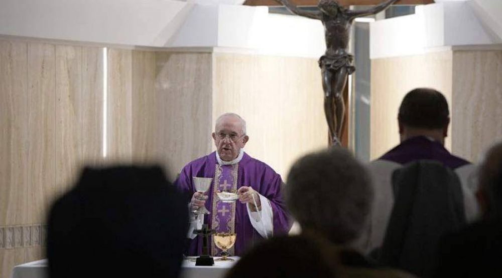 Uno puede saberse todos los dogmas, pero si no acta como cristiano no sirve, dice el Papa