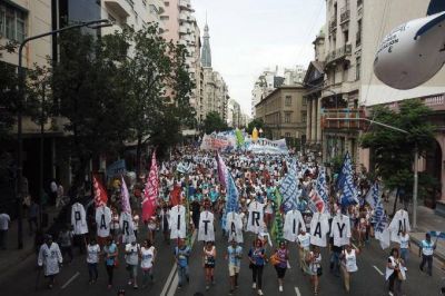En el segundo d�a de paro, gremios docentes y estatales marchan a la Gobernaci�n bonaerense