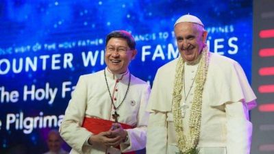 Tagle: �Francisco nos sorprende porque Dios lo sorprende�