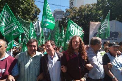 En la marcha frente a Gobernaci�n, estatales pidieron apertura �urgente� de paritaria