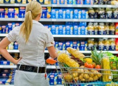 Supermercados: los consumidores porte�os compran m�s alimentos, pero reducen fuerte la demanda de otros productos