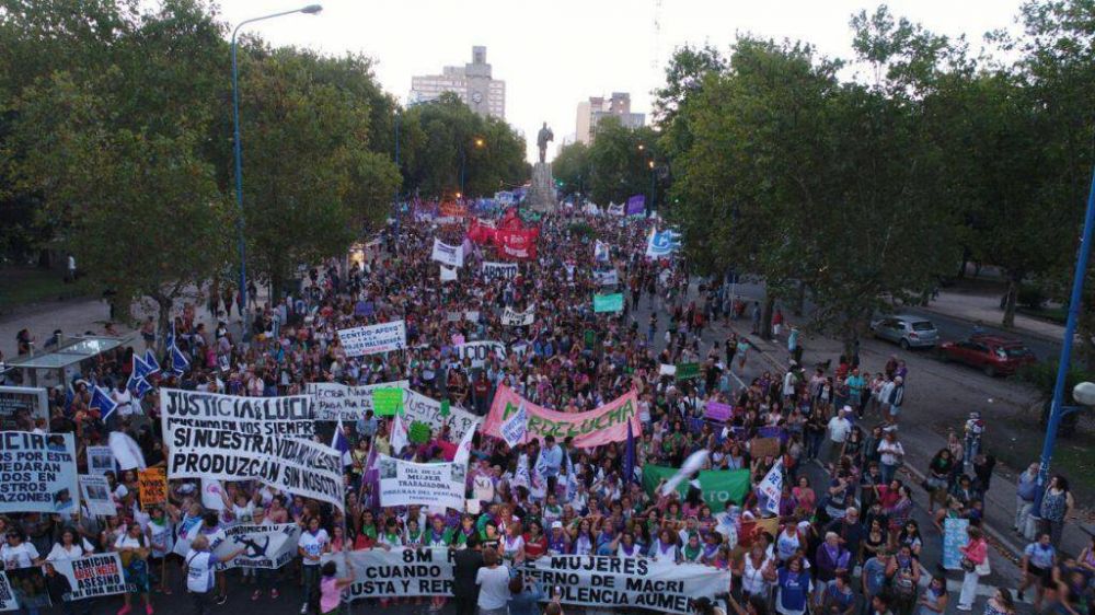 8M: Una multitud march por los derechos de la mujer