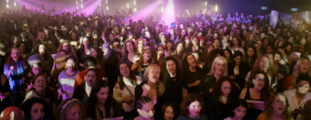 Con motivo del Da Internacional de la Mujer, dos mil mujeres israeles cantaron Titanium de Sia