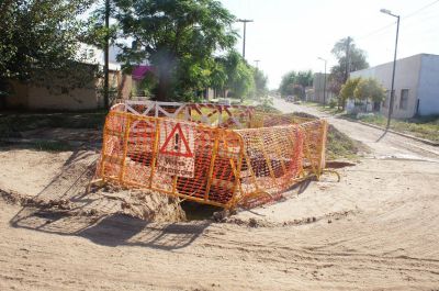 Una obra de ABSA inconclusa en medio de una calle pone en peligro a vecinos