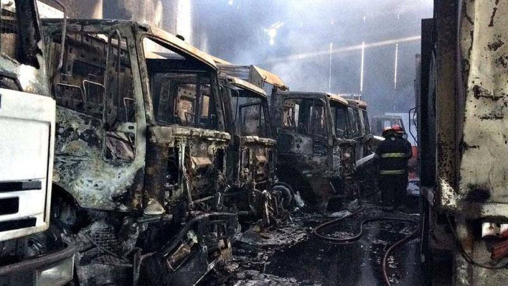 Se incendi� un galp�n en Ringuelet y se prendieron fuego 14 camiones recolectores de residuos