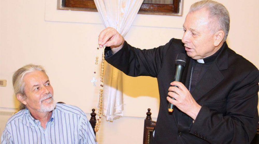 Papa Francisco dona rosario que us en Paraguay para el retrato de Chiquitunga