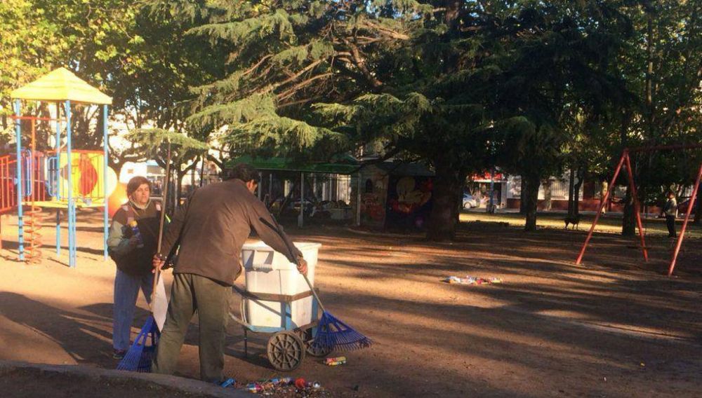 Servicios P�blicos recogi� basura arrojada por alumnos del secundario