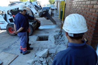 Clausuran planta de pescado por conexiones clandestinas de agua y cloacas