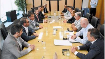 Trabajo consolida paritarias de 15%: firm� Luz y Fuerza y la pr�xima ser� la Uocra