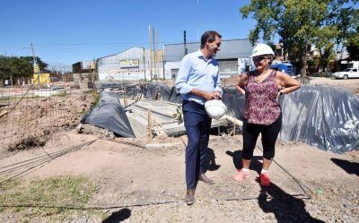 Junto a una vecina, Garro recorri� la �ltima etapa de obra del derivador de 131 