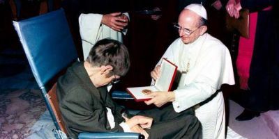 Un ateo (Stephen Hawking) y cuatro Papas 