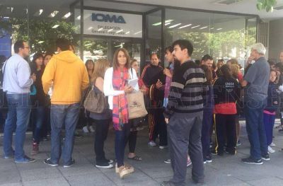 Contin�an las protestas en IOMA por deudas con prestadores