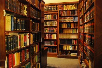 Abren biblioteca de autores locales en la Escuela Municipal de Arte