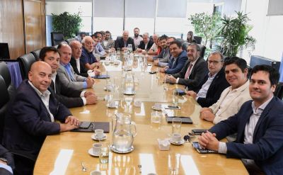 Choferes de larga distancia arreglaron aumento del 15% con cl�usula de revisi�n