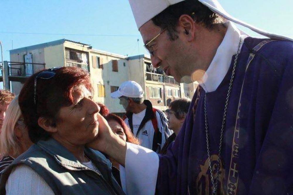 Visita a la carpa misionera: el obispo se hizo presente en el corazn del barrio Centenario