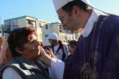 Visita a la carpa misionera: el obispo se hizo presente en el coraz�n del barrio Centenario