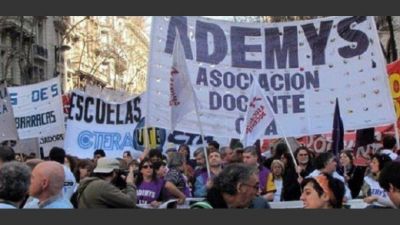 Maestros porte�os retoman la protesta y temen que un 