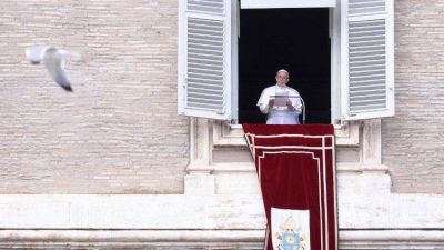 El crucifijo no es un objeto ornamental, sino un signo religioso para contemplar y comprender