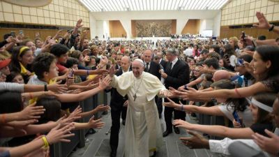 Papa Francisco: los j�venes son profetas con alas, saben ver m�s adelante
