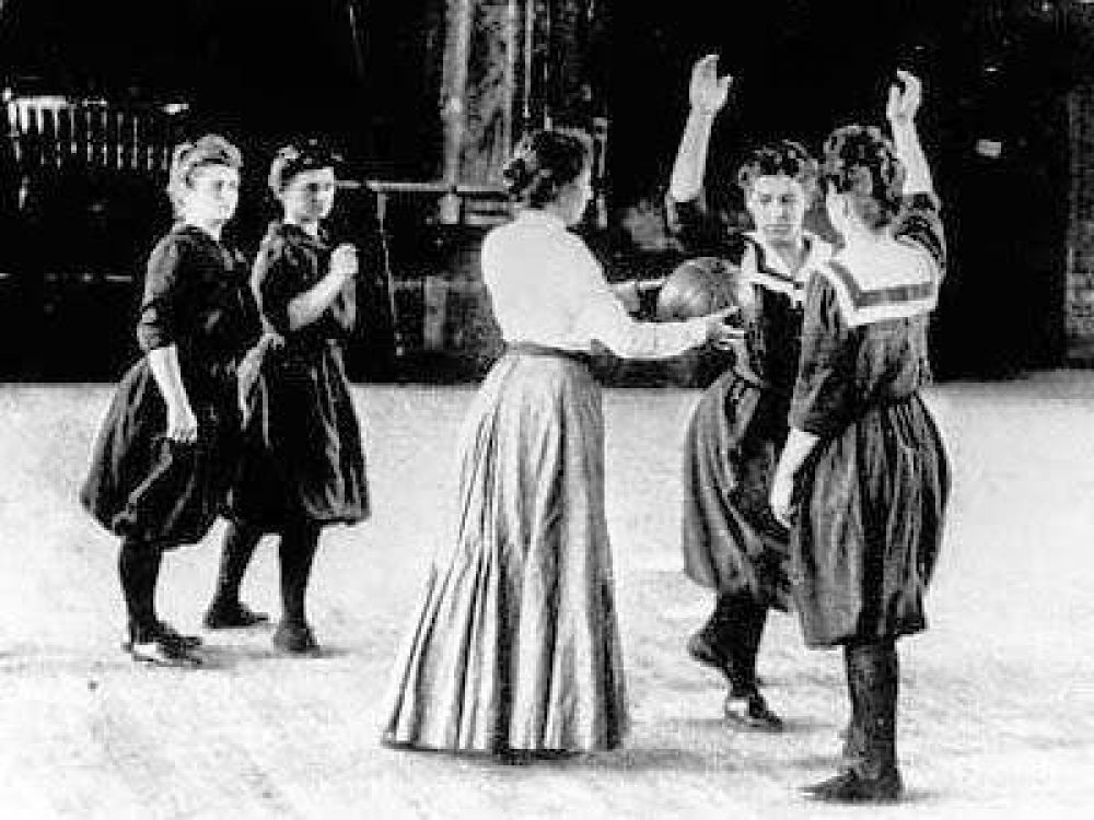 Hoy en la historia juda / Nace la mujer que pens que las mujeres correctas tambin deberan jugar al bsquet