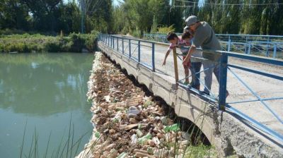 Un �puente de basura�, contundente prueba del maltrato al sistema de riego