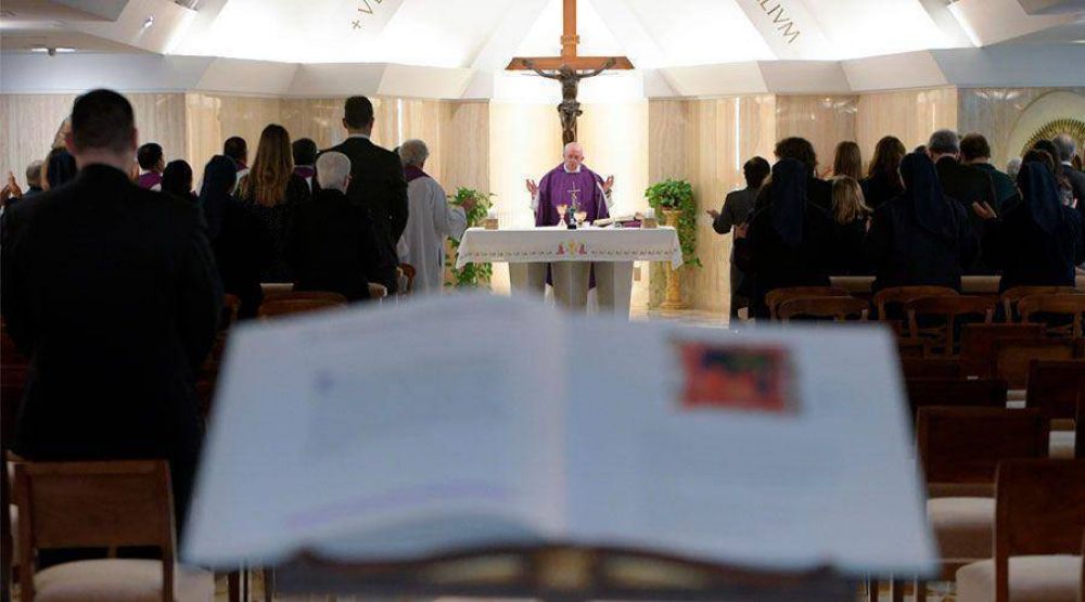 El Papa recomienda mirar a Cristo ensangrentado para superar los momentos oscuros