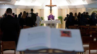 El Papa recomienda mirar a Cristo ensangrentado para superar los momentos oscuros