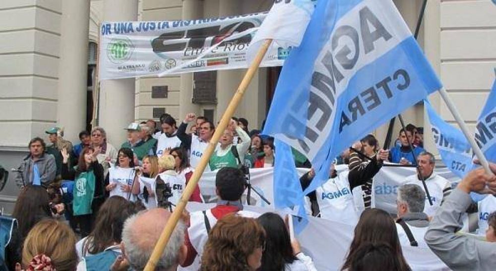 Entre Ríos le ofrece 18,3% a los docentes que levantan los paros para deliberar